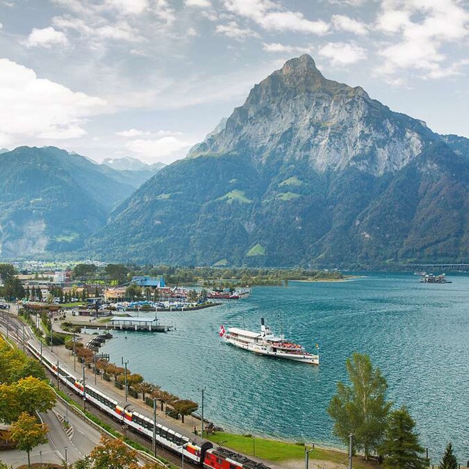 Gotthard Panorama Express au bord du lac de Lucerne | © SBB CFF FFS