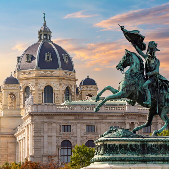 Statue de l'archiduc Charles sur la place des Héros et musée d'Histoire naturelle au coucher du soleil à Vienne | © Shutterstock / 2193373789