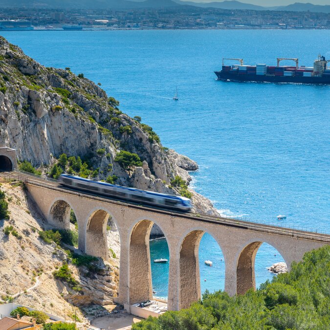 Train de la Côte Bleue sur un viaduc près de Marseille
 | © shutterstock 1417544600